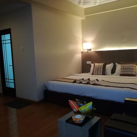 Golden Hill Hotel - Lashio Extérieur photo