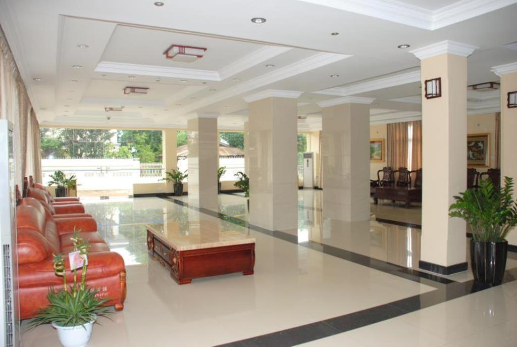 Golden Hill Hotel - Lashio Extérieur photo