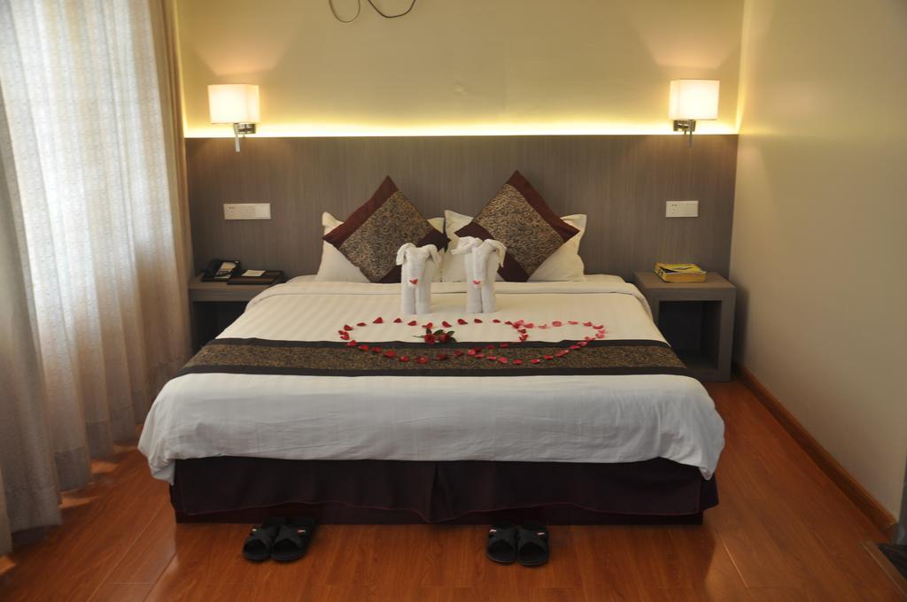 Golden Hill Hotel - Lashio Extérieur photo