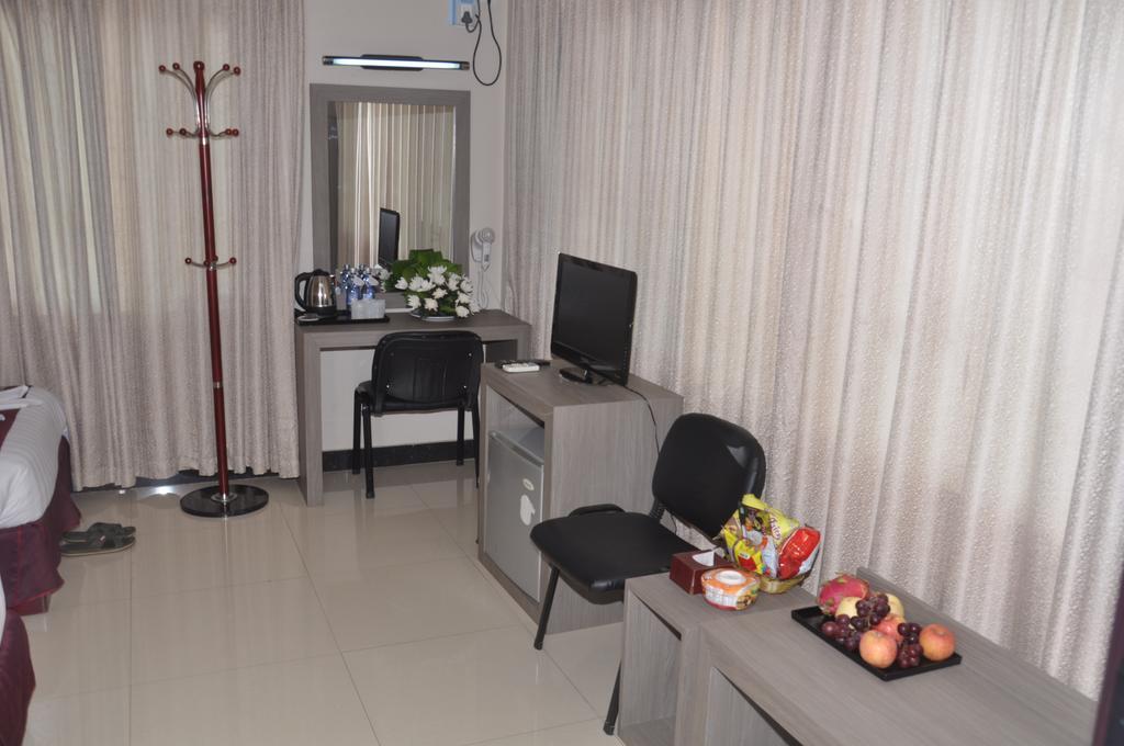 Golden Hill Hotel - Lashio Extérieur photo