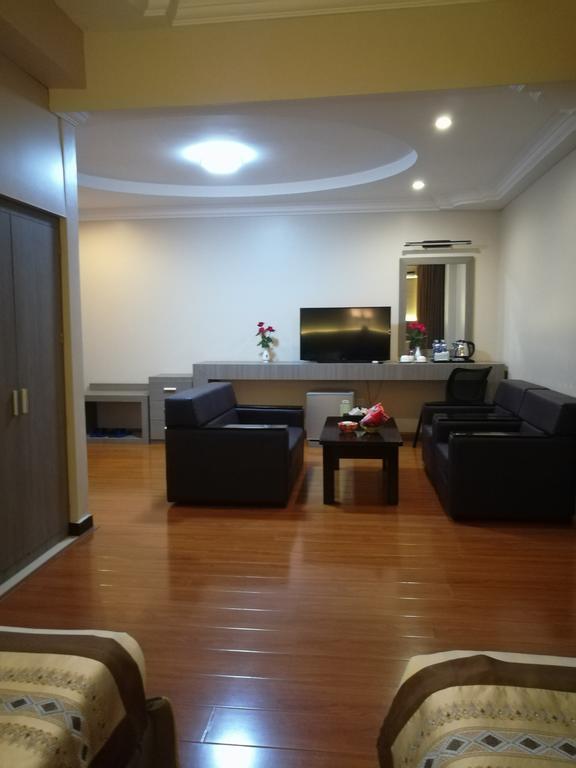 Golden Hill Hotel - Lashio Extérieur photo