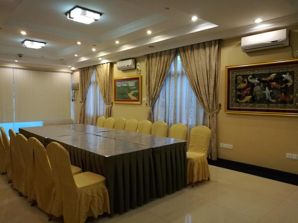 Golden Hill Hotel - Lashio Extérieur photo