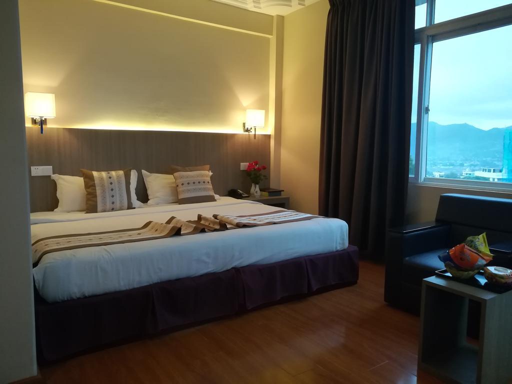 Golden Hill Hotel - Lashio Extérieur photo